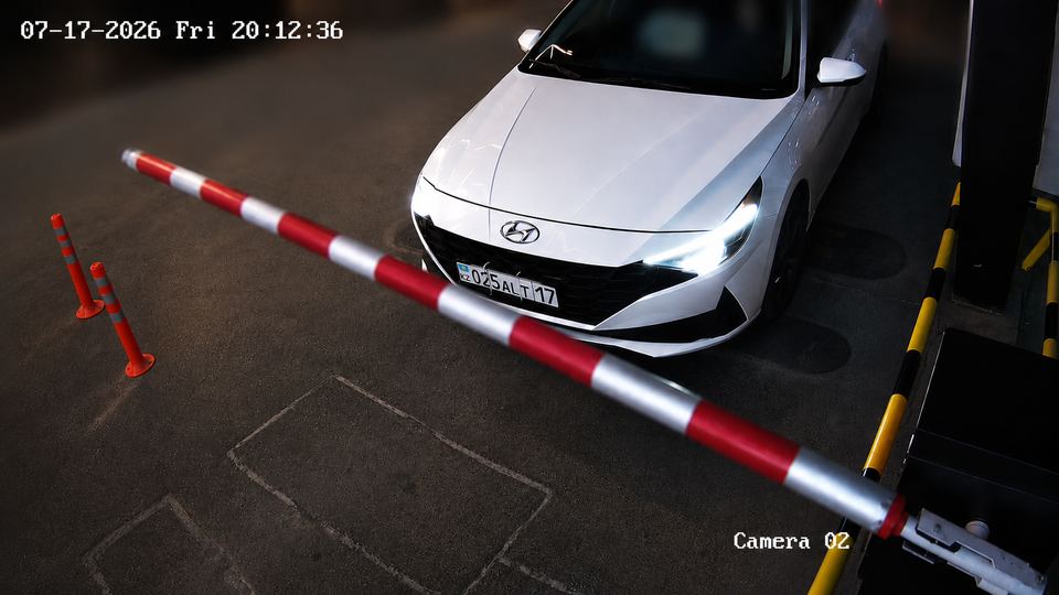 Кадр ANPR-камеры: автомобиль на въезде перед шлагбаумом, номер распознан и допуск разрешён